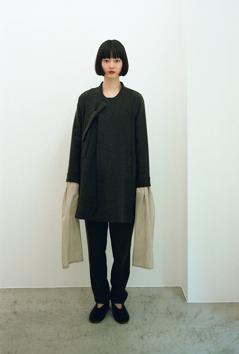 04. Wool and linen folk jacket and pants, Koromo long-sleeved blouseMade from a light weight wool and ramie blend fabric. Koromo long-sleeved undershirt is suitable for wearing under all types of clothes.