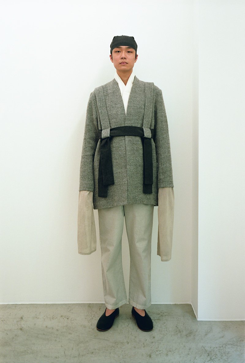 05. Shetland wool and linen jacket, Shetland wool and linen jacket, Koromo blouse, Organic cotton wrapped pantsComposed of knit fabric characterized by weaving shetland wool yarn blended with linen and ramie canvas fabric.