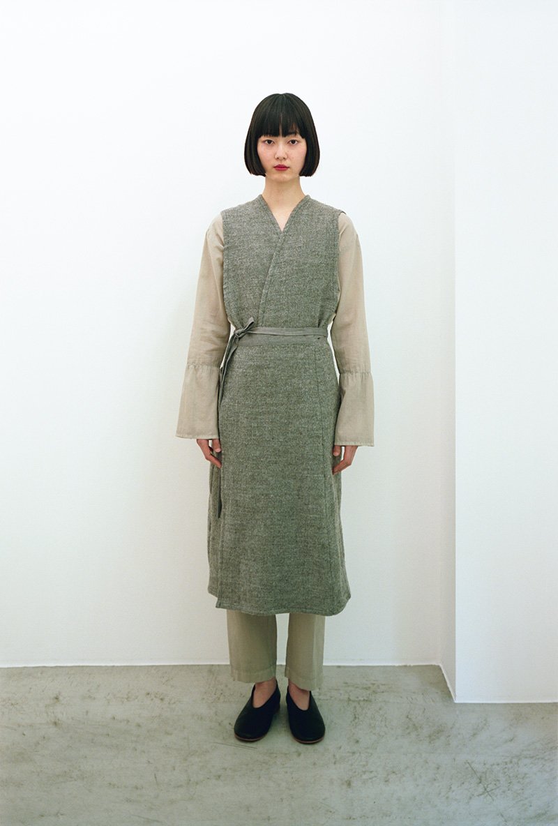 06. Shetland wool and linen apron dress, Koromo blouse and pantsComposed of knit fabric characterized by weaving shetland wool yarn blended with linen and ramie canvas fabric.
