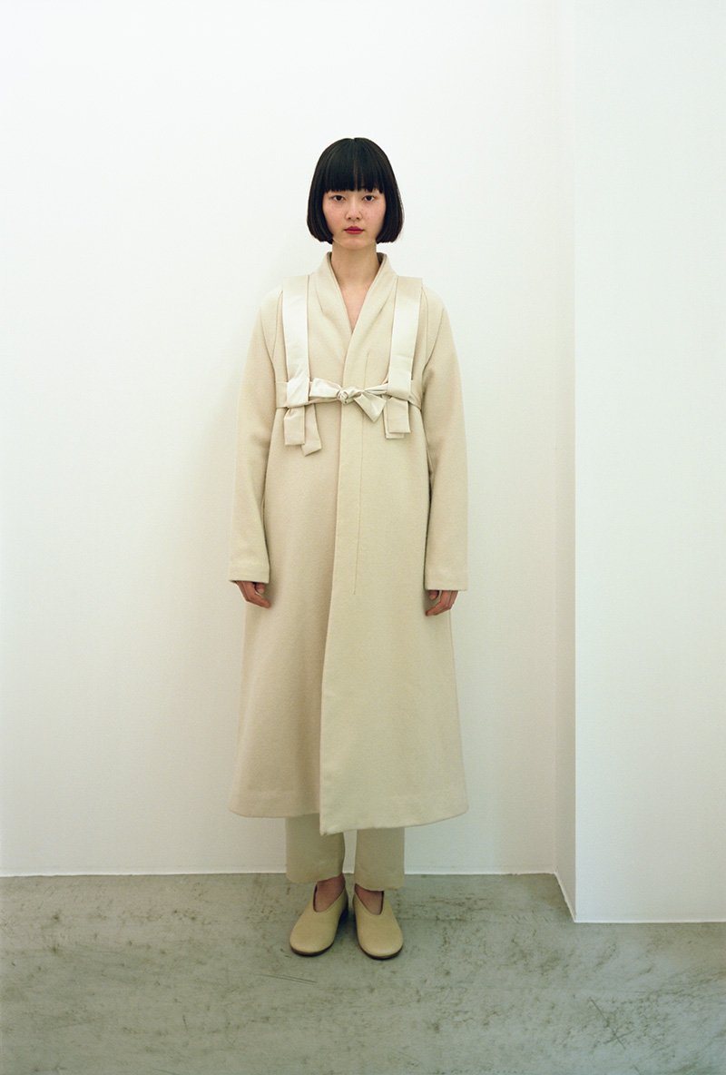 17. Herbal dyed pure woolen coat, Shironameshi leather dress shoesMade of 100% pure sheep's melton, pomegranate for brown and lac for red.
