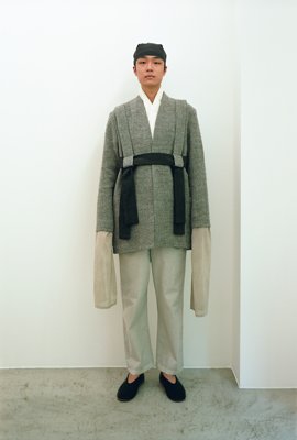05. Shetland wool and linen jacket, Shetland wool and linen jacket, Koromo blouse, Organic cotton wrapped pantsComposed of knit fabric characterized by weaving shetland wool yarn blended with linen and ramie canvas fabric.