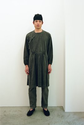 08. Hand-spun cotton folk shirt and Organic cotton wrapped pantsThe cotton used for the collection is hand-spun, producing a soft and plush organic farming cotton fabric.