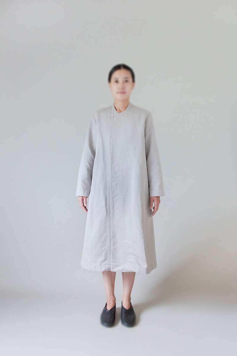 22. Cotton-Linen coatMade from cross woven twill fabric composed of supima cotton and french linen. Fine yarns provide natural luster.