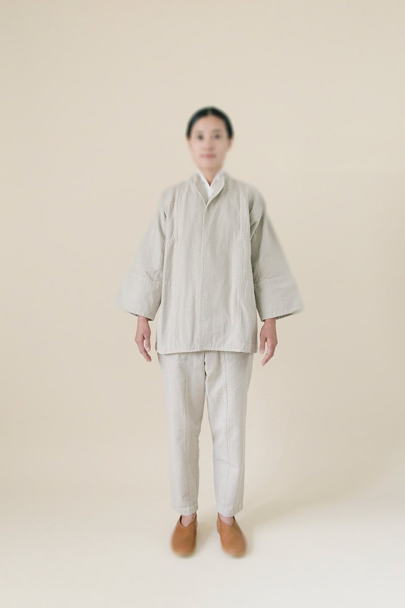 42. Sashiko work wearFabric woven with sashiko techniques using shuttle weaving machine. Fabric is composed of organic cotton for the warp, and alternate layers of hemp threads and organic cotton for the woof. Sashiko stitches are cross woven with twisted hemp threads.