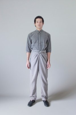 26. Organic cotton stand-up collar shirt, Linen wrapped pantsShirt composed of organic cotton satin, organic cotton broad and twill-weave. Wrapped pants made from fine belgian linen.