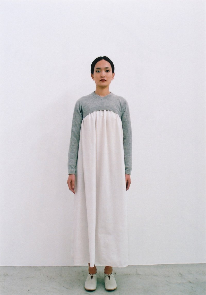 15.Khadi fork dress, Cashmere knit v-necked accessary partsDyed in green grape with ancient white. The cotton used for the collection is Tetsumugi(hand-spun) and teori(hand-woven). With Seamless knitted Cashmere V-necked accessary parts.