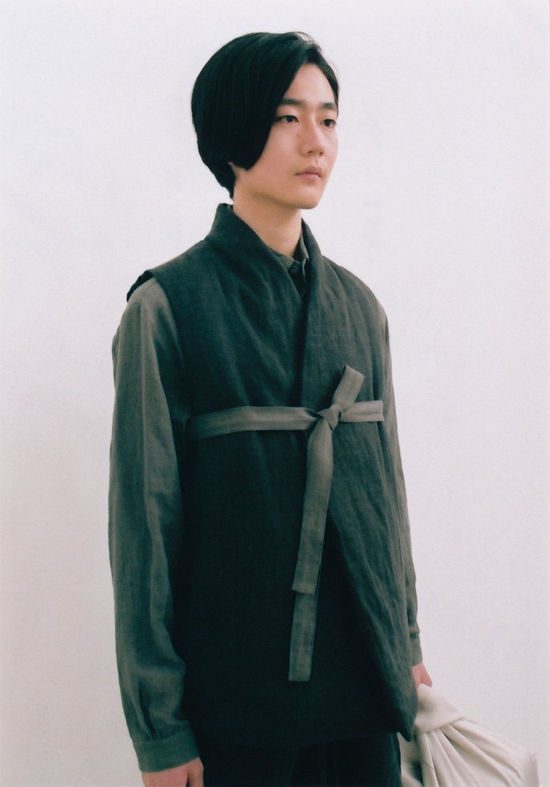 24.Linen koromo Folk down vest for winterThe front cloth is made from linen. Inner cotton is 90% Down and 10% Feather.