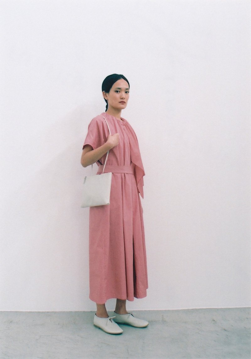 50.Organic cotton box tuck gathered dress with the cape, Light gray leather document case bagDyed in red grape with pink. Made from organic cotton.