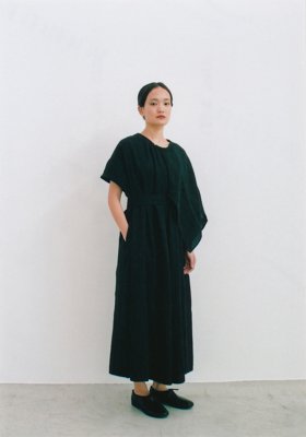 3.Linen box tuck gathered dress with the capeCombination of linen different in a texture and the thickness.