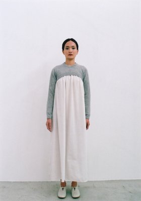 15.Khadi fork dress, Cashmere knit v-necked accessary partsDyed in green grape with ancient white. The cotton used for the collection is Tetsumugi(hand-spun) and teori(hand-woven). With Seamless knitted Cashmere V-necked accessary parts.