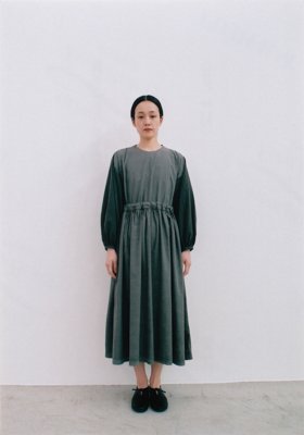 29.Sumi-dyed organic cotton crew neck waist-gathered dressMade from several varieties of organic cotton fabrics.