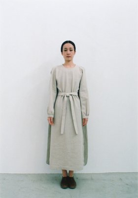 39.Wool and linen back gathered dressFabric is made from mixed spinning of Shetland wool and the linen.