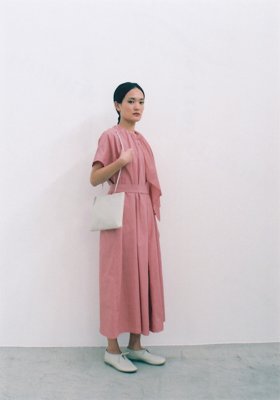 50.Organic cotton box tuck gathered dress with the cape, Light gray leather document case bagDyed in red grape with pink. Made from organic cotton.