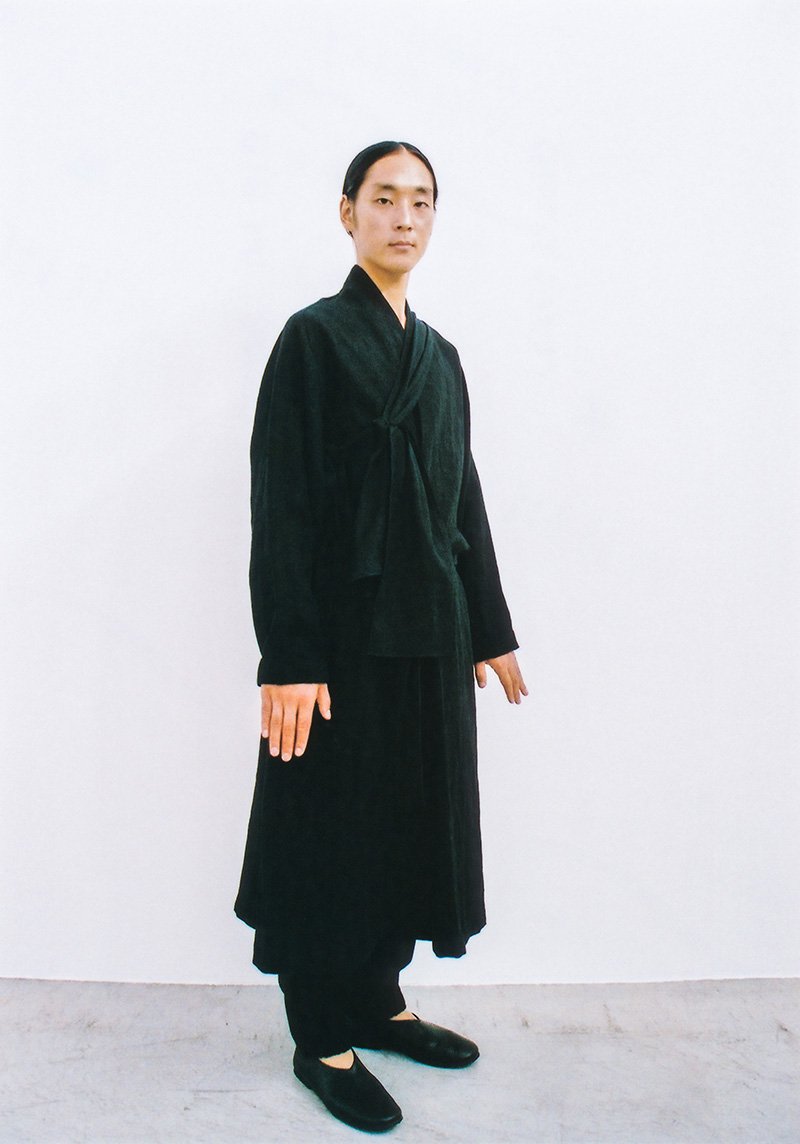 Belgium linen haori long jacket, Light linen wrapped pants and Linen tasuki bag, Naturally tanned leather folk shoes