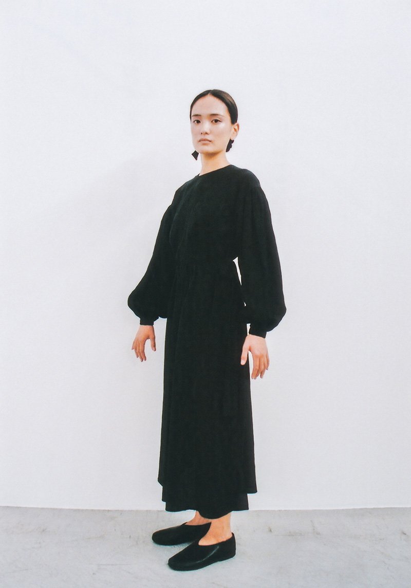 Light linen backless shirt and gathered skirt