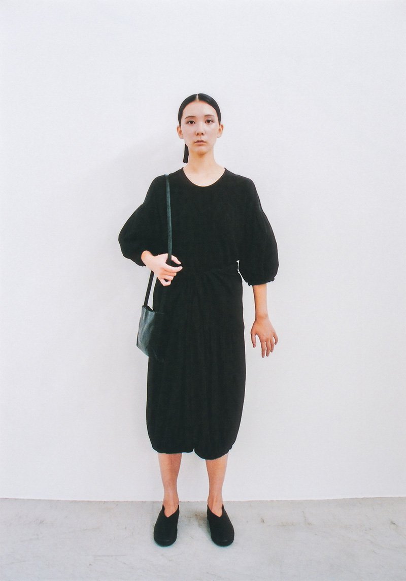 Organic cotton puff-sleeved T-shirts, Organic cotton gathered pants and Naturally tanned leather shoulder bag