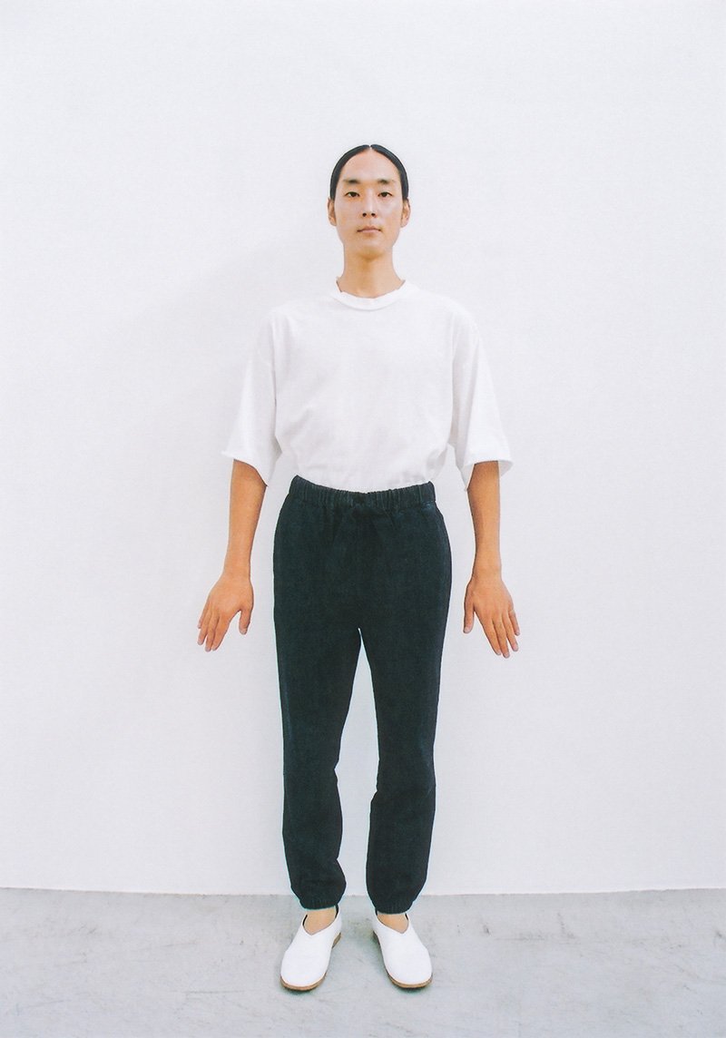 Organic cotton T-shirt and gathered denim pants