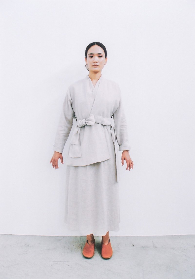 Light linen haori shirt, ancient vest and gathered skirt and Naturally tanned leather fork shoes