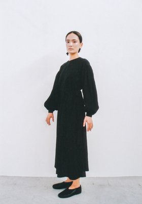 Light linen backless shirt and gathered skirt