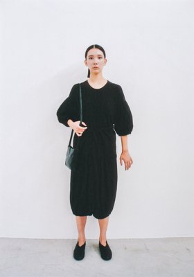 Organic cotton puff-sleeved T-shirts, Organic cotton gathered pants and Naturally tanned leather shoulder bag