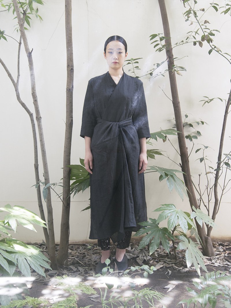 3 Umi-Hagoromo Linen wrapped dress, Monpe pantsMade from several varieties of organic cotton fabrics. Composed of Belgium linen, linen cotton lawn and cotton ramie lawn.