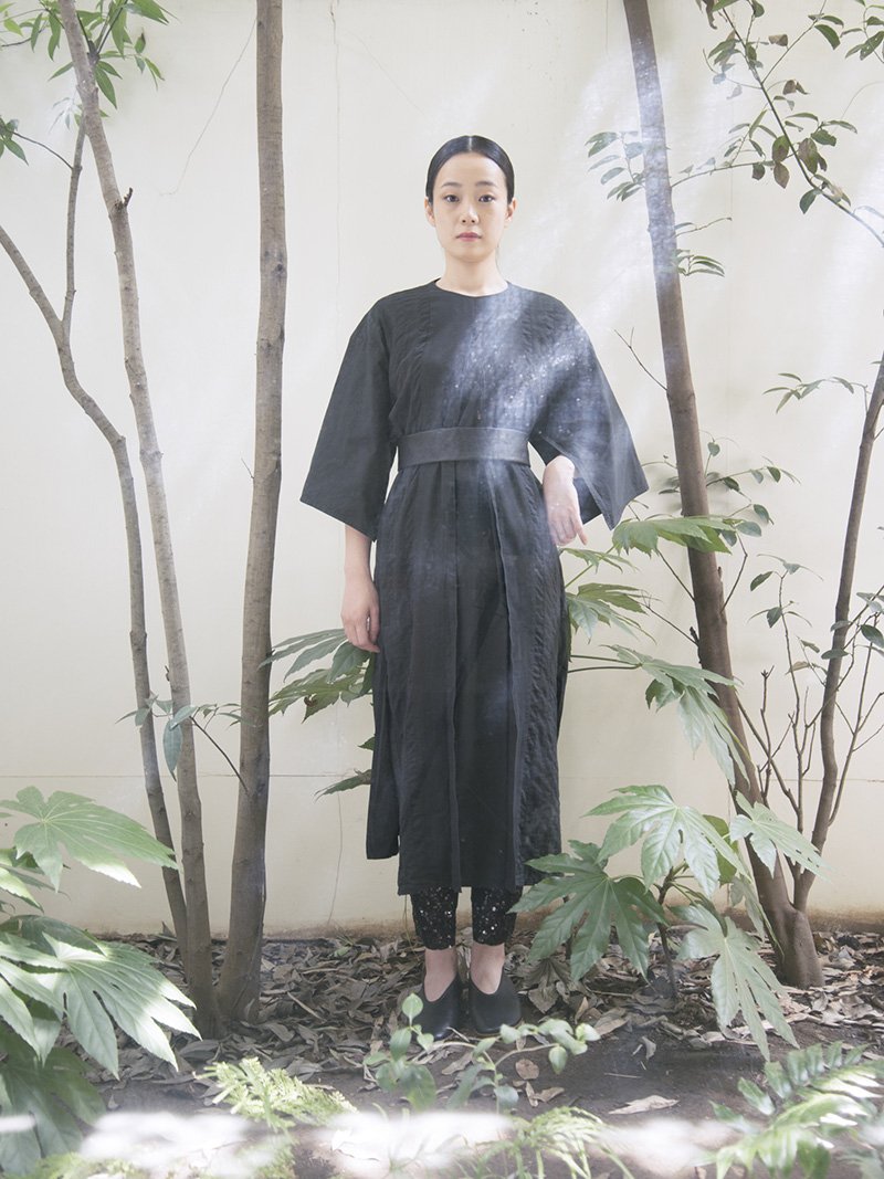 6 Umi-Hagoromo Four lights koromo box dress, Monpe pants, Naturally tanned leather and Linen beltMade from several varieties of organic cotton fabrics. Composed of organic cotton broad, lawn, satin and french twill-weave.