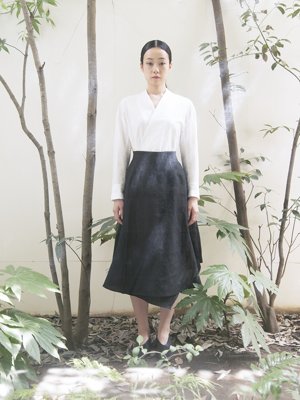 1 Umi-Hagoromo Linen cotton lawn dress shirt, Yama-Nokoromo Linen skirt, Naturally tanned leather folk dress shoesMade from linen cotton lawn. Skirt is Made for thick Belgium linen.