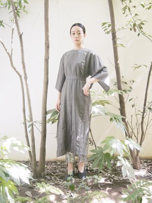 15 Umi-Hagoromo box dress, Linen Monpe pantsMade from several varieties of organic cotton fabrics. Composed of Belgium linen, linen cotton lawn and cotton ramie lawn.