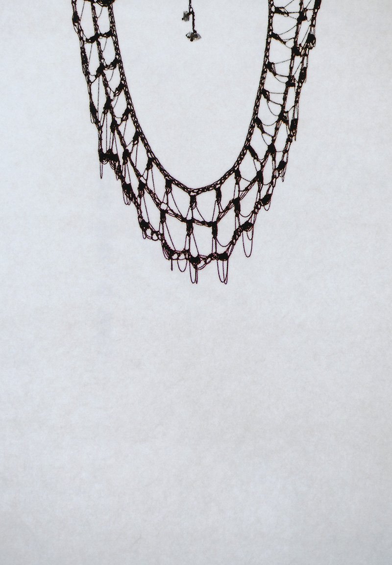 Yasuhide Ono “Ripples of Light” 2019 Brass, Double pointed quartz 490×60 Organic, delicate and beautiful necklace like light ripples. A piece of brass chain knitted like lace. Yasuhide Ono combined small sparkling of some double pointed quartz. The same pattern repeated as a plant is like a tribe of ethnicity. A warm and beautiful work that senses changes in hand movement in repeated patterns.