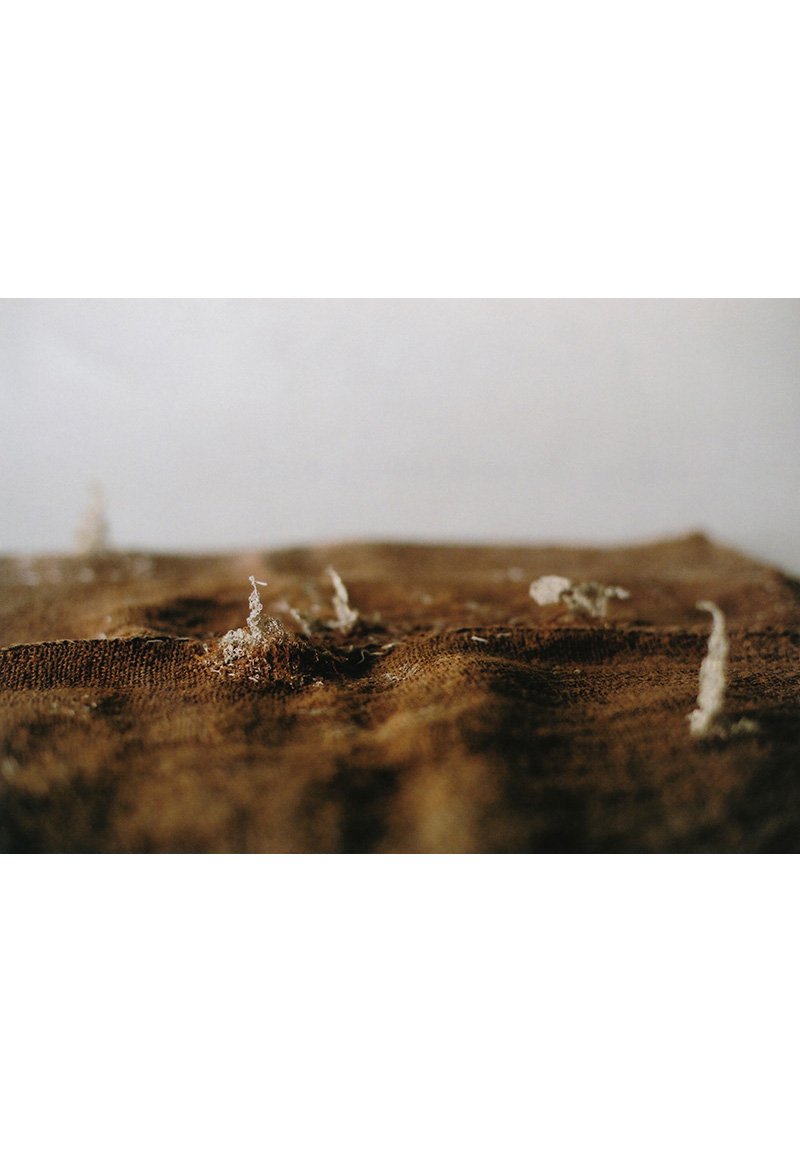 Kaoru Yokoo “Appearance of Light” 2019 Old linden cloth, Gold yarn 600×600 Old linden cloth made from linden fiber. It was once used lid of the steamer, after used many times and there are some holes and thinner of fibers on linden cloth. Kaoru Yokoo repaired this cloth like steamy by knitting with gold yarn. When touching a cloth with a trace of memory, Yokoo’s sensitivity is inspired and expression is born.