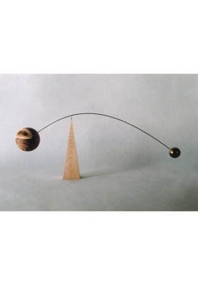 Masaru Kawai “Balance” 2019 Cypress, Iron, Stainless 730×300×110 Balance ceder ball and stainless steel ball on the pyramid-like block of wood. Masaru Kawai thinks about the coexistence of mountains, trees and people. “What will we do from this rough mountain in Japan?” Expressing the sound of harmony in the universe with minimal beauty. Delicate and pure sculpture represents the harmony of the universe. Kawai says about the beauty as it is with minimal expression.