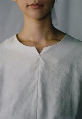 Small flowers in crochet at the slit in the neckline