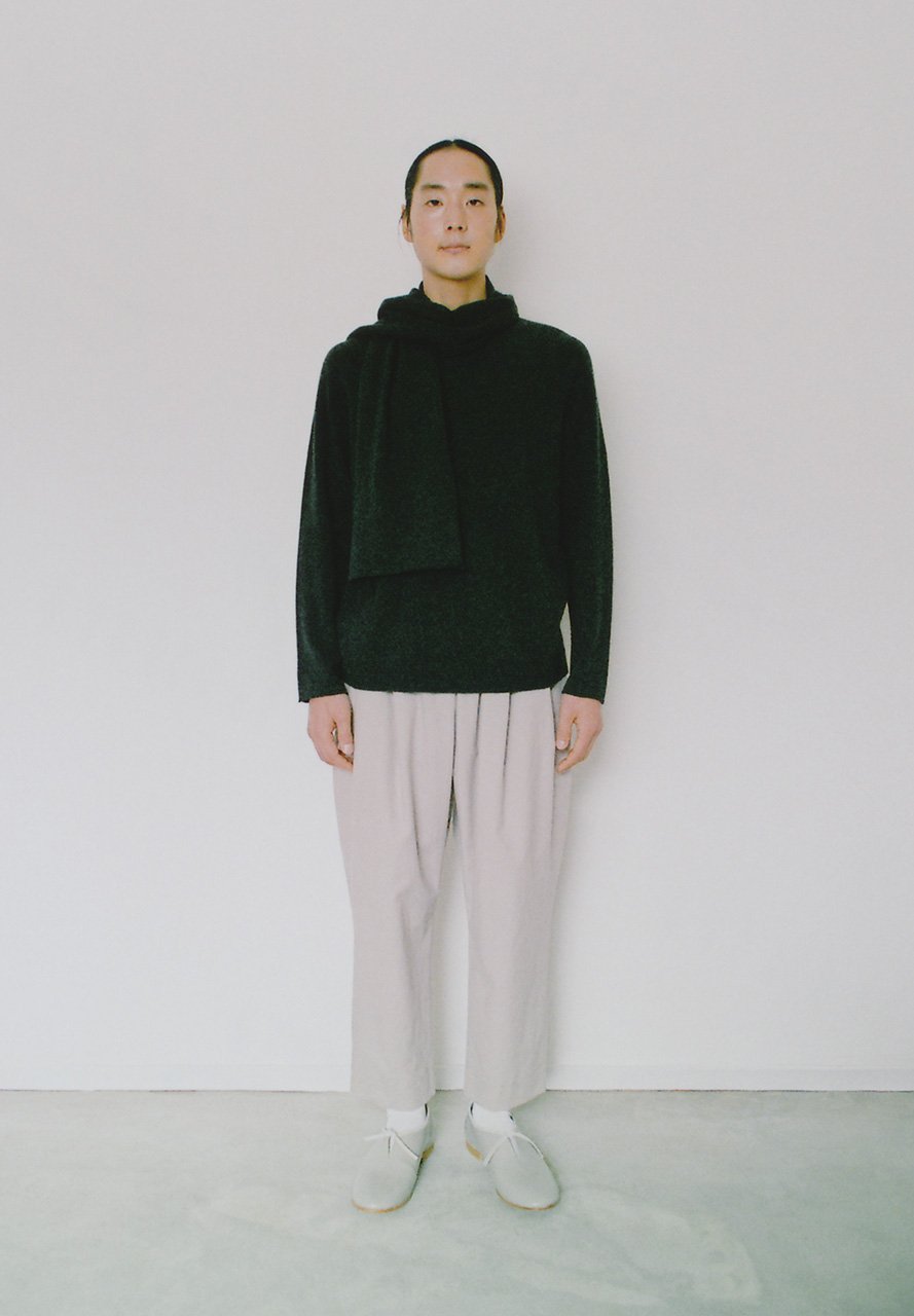 Cashmere dark grey colored sweater with seamless and muffler