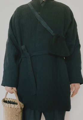 Jomon tanned and smoked leather black colored drawstring bag, Japanese wing nut tree hand basket. After the Jomon tanning process, pieces are finished with an ancient smoking technique. It has been used for over 1000 years, since well before the Asuka period. It was used in noble armor for its aromatic effects of insect repellency, odor control, and restfulness. Toyohito Tsujimoto produces Jomon tanned and smoked leather, a traditional craft in Nara prefecture.