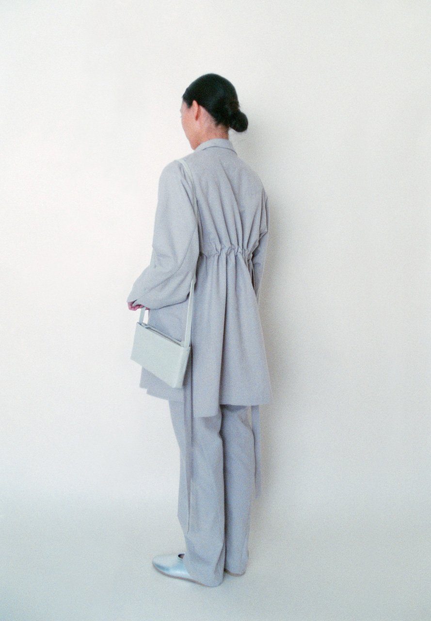 Shirt jacket in cotton-wool flannel and double-cloth gathered shirt with light leather conductor's bag