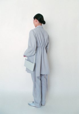 Shirt jacket in cotton-wool flannel and double-cloth gathered shirt with light leather conductor's bag