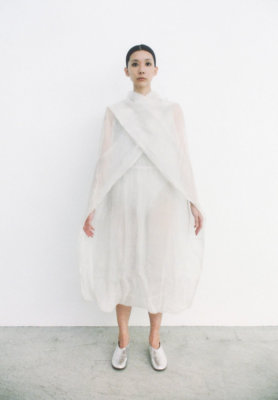 Fountain's water fetching down colored hand-woven silk dress
