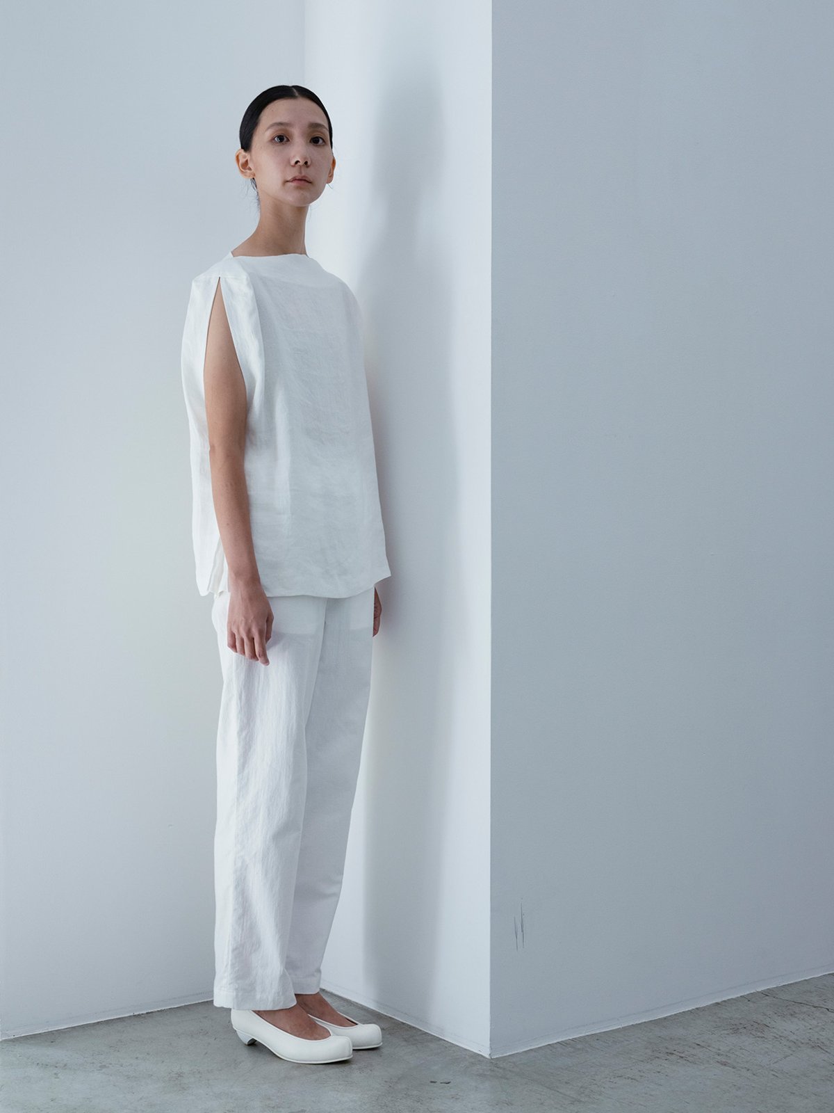 Linen oxford paper bag shirt, Classic back satin folk pants, Deerskin “koshin” folk pumps
