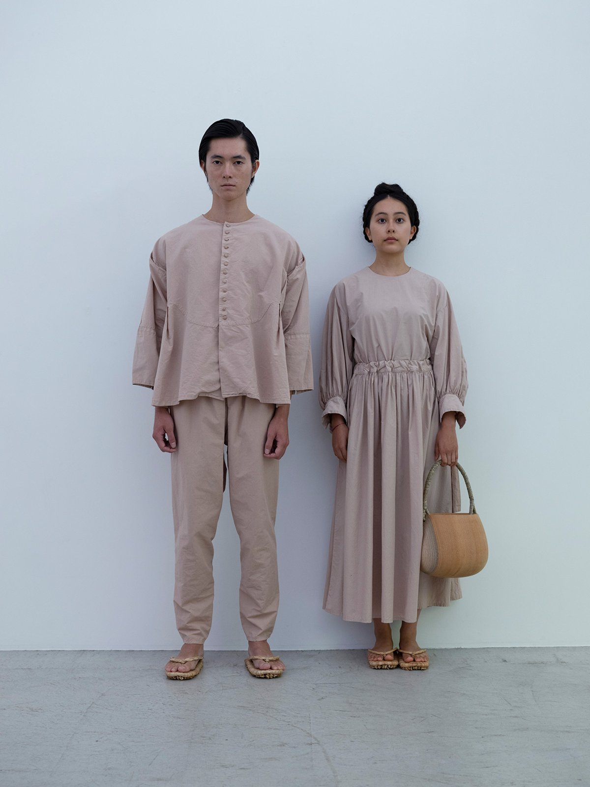 Left / Orange jade colored Cotton paper voile classic doll shirt, Cotton linen classic broadcloth “tattuke” pants, Gettou(Shell ginger) sandalsRight / Orange jade colored Cotton silk typewriter farmer's dress, Keyaki tree pot beg, Gettou(Shell ginger) sandals