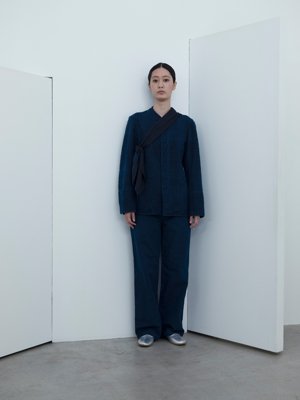 Ryukyu indigo dyeing layered after Sumi-dyeing; Sumi-yambaru indigo colored Garabou work jacket, Sumi-yambaru indigo colored cotton linen classic broadcloth work pants, Silver folk shoes