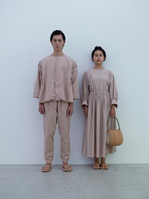 Left / Orange jade colored Cotton paper voile classic doll shirt, Cotton linen classic broadcloth “tattuke” pants, Gettou(Shell ginger) sandalsRight / Orange jade colored Cotton silk typewriter farmer's dress, Keyaki tree pot beg, Gettou(Shell ginger) sandals
