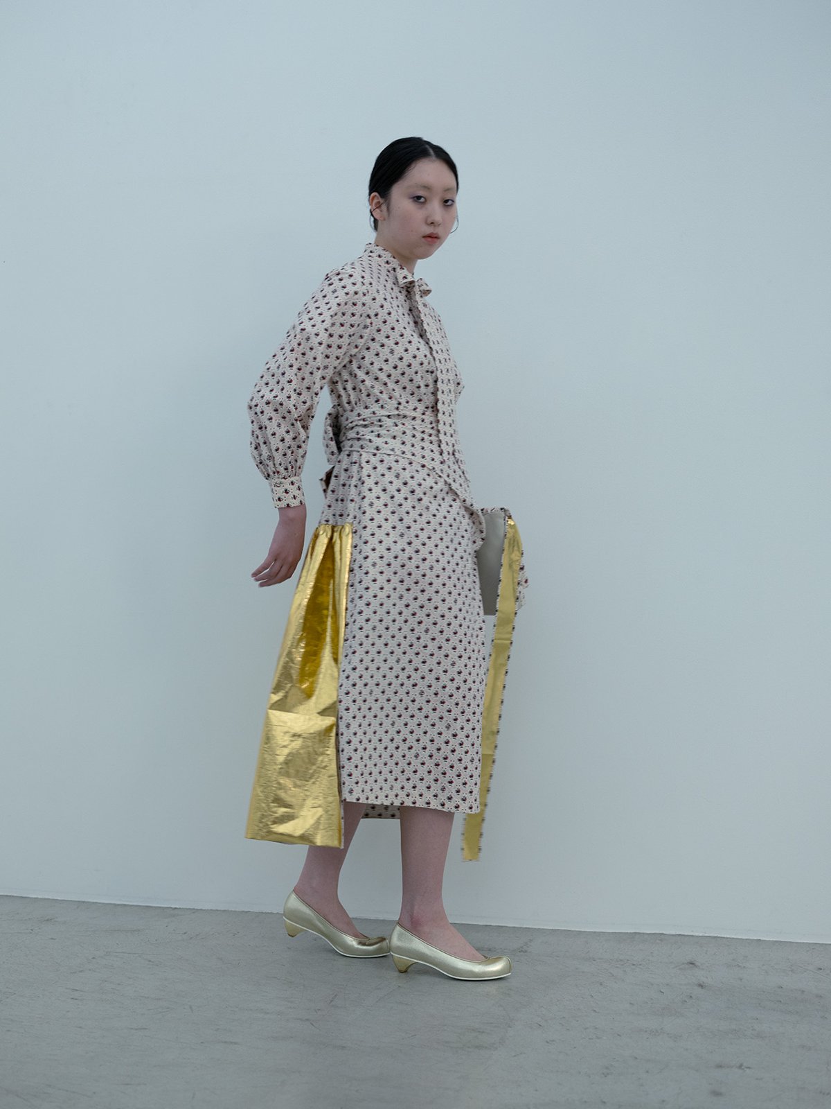 Old owlish floral-patterned bowtie shirt wrapped dress, Fulgent white gold leather Koshin folk pumps
