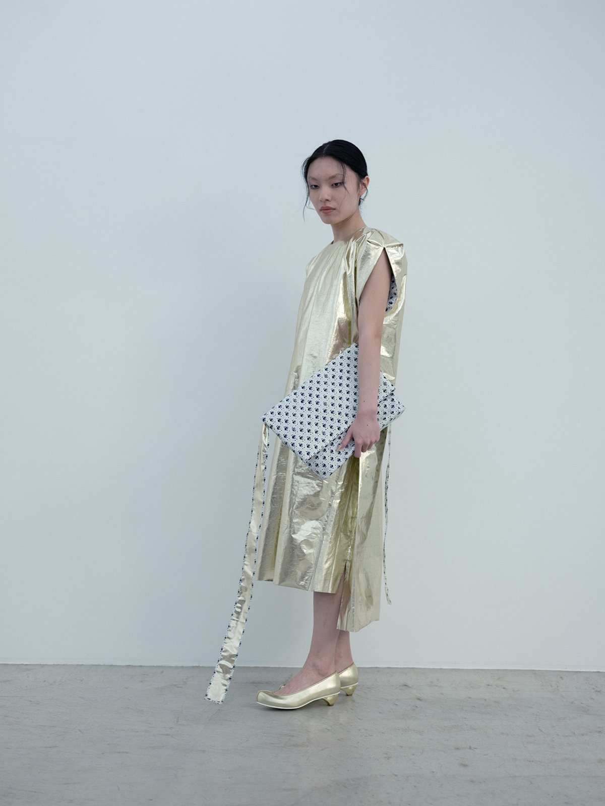 Light foil old owlish floral-patterned paper bag dress, Old owlish floral-patterned cloth and light leather clamshell bag