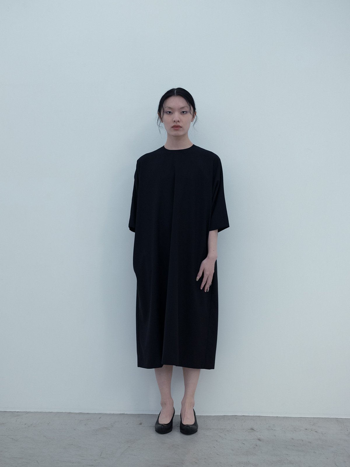Light merino wool poplin dolman-sleeve dress, Light leather Koshin folk pumps