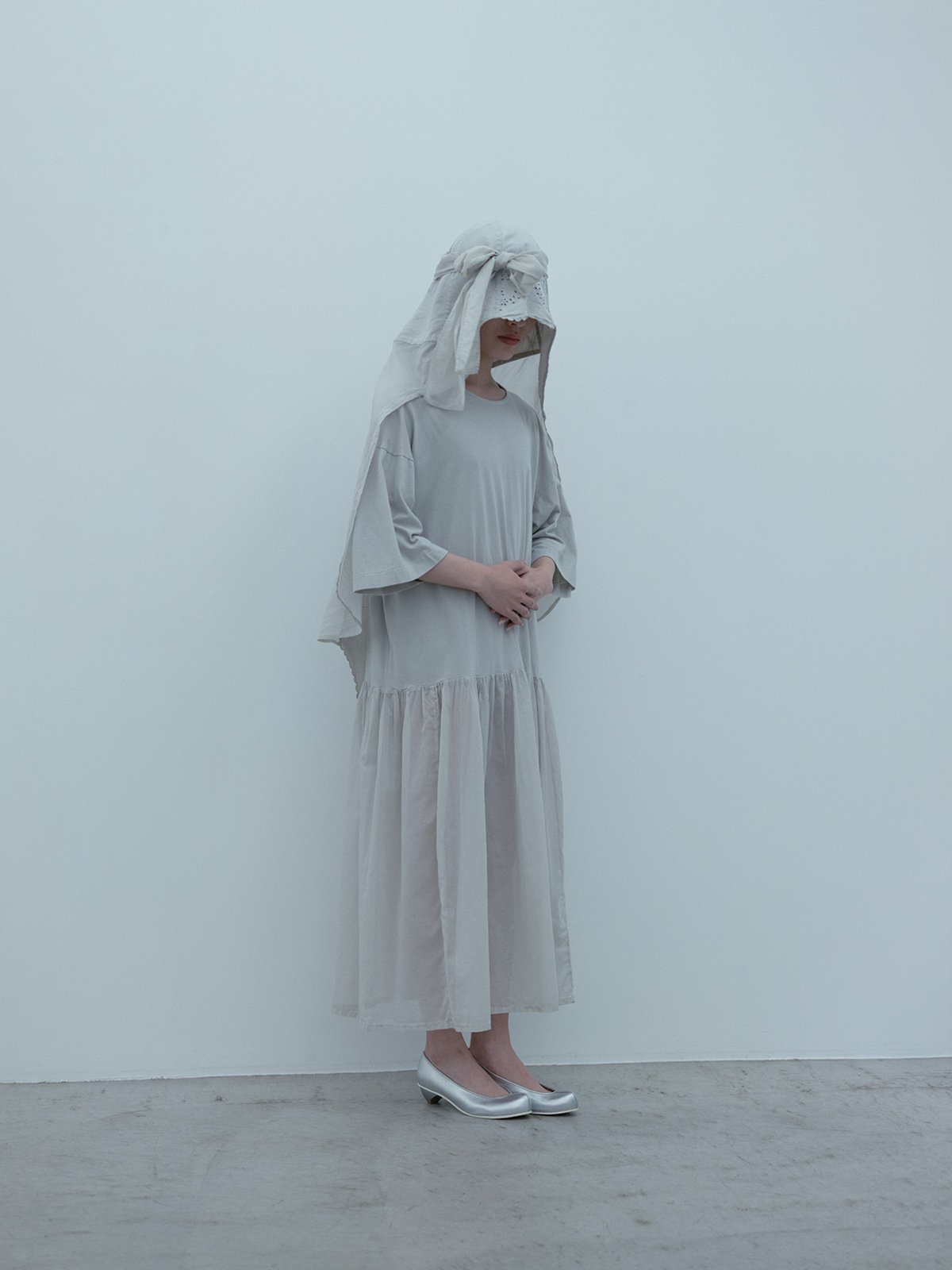 Tangis cotton silver-quartz colored t-shirt dress, Veil short hat