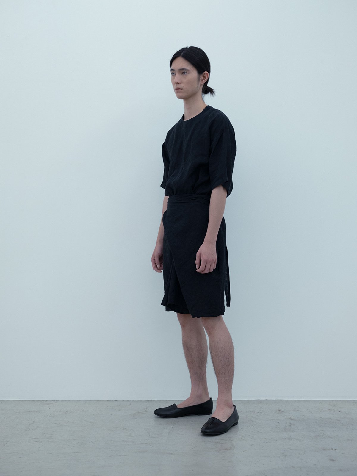 Old floral-patterned linen black-colored short sleeve pullover and wrapped culotte pants