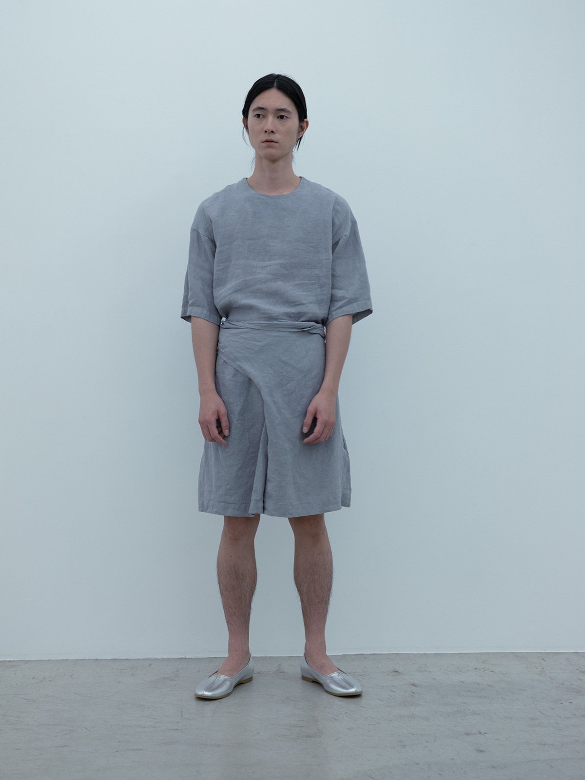 Old floral-patterned linen ash-violet-jade colored short sleeve pullover and wrapped culotte pants