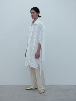Suvin cotton broadcloth white-colored big pleated shirt, Fulgent gold leather Koshin folk shoes