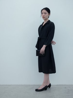 Silk paper grogram black-colored dolman-sleeve shirt dress, Light leather small envelope purse