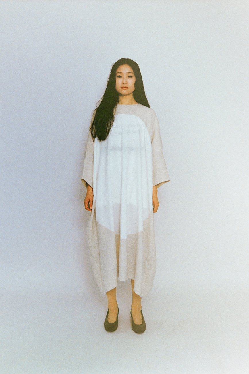 Circle-patterned square □○ dress. Front is made of linen wool and the circle-patterned is made of cotton cashmere.
